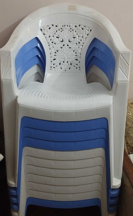 Пластиковые стулья