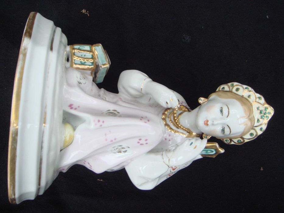 Фарфор Статуэтка Девушка Аленушка смотрит в зеркало