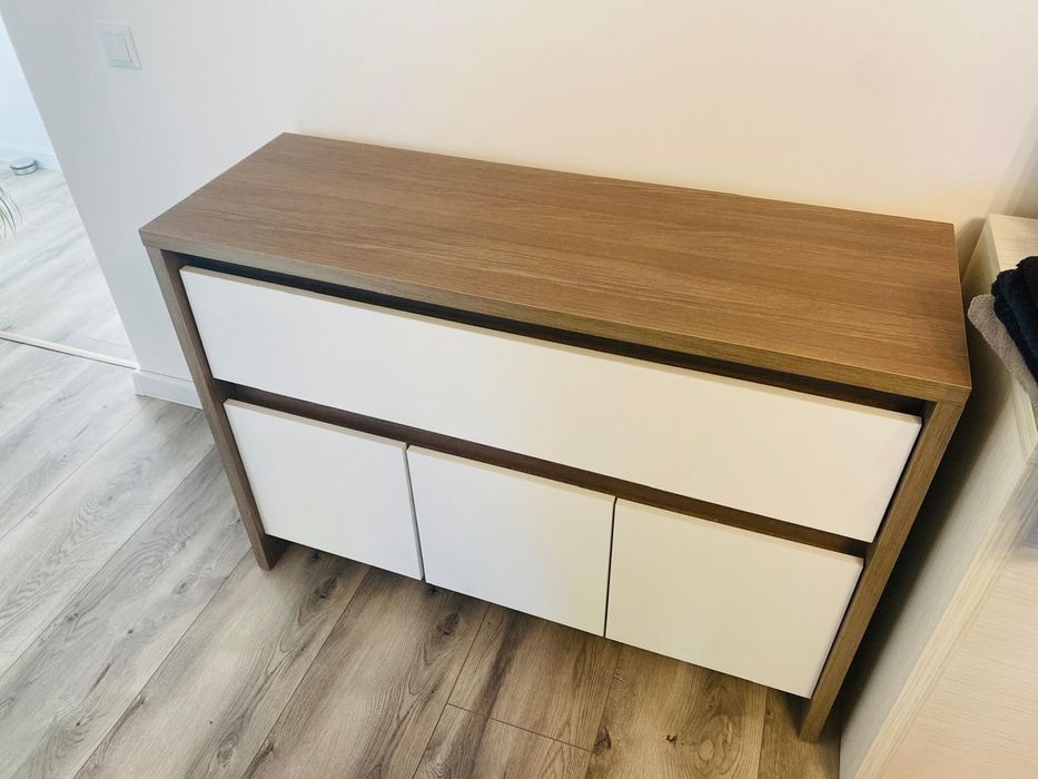 Vand comoda pentru dormitor