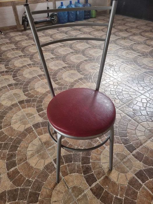 Продаётся стулья и стол для кафе.