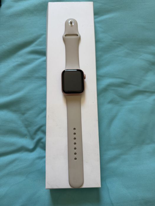 Apple watch SE 40mm , Gold