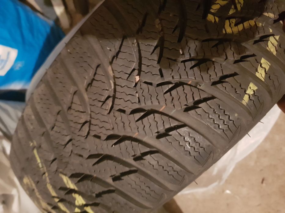 Продавам зимни гуми Kumho 185/60/15 на 1 сезон + железни джанти