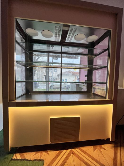 Сладкарска витрина за торти