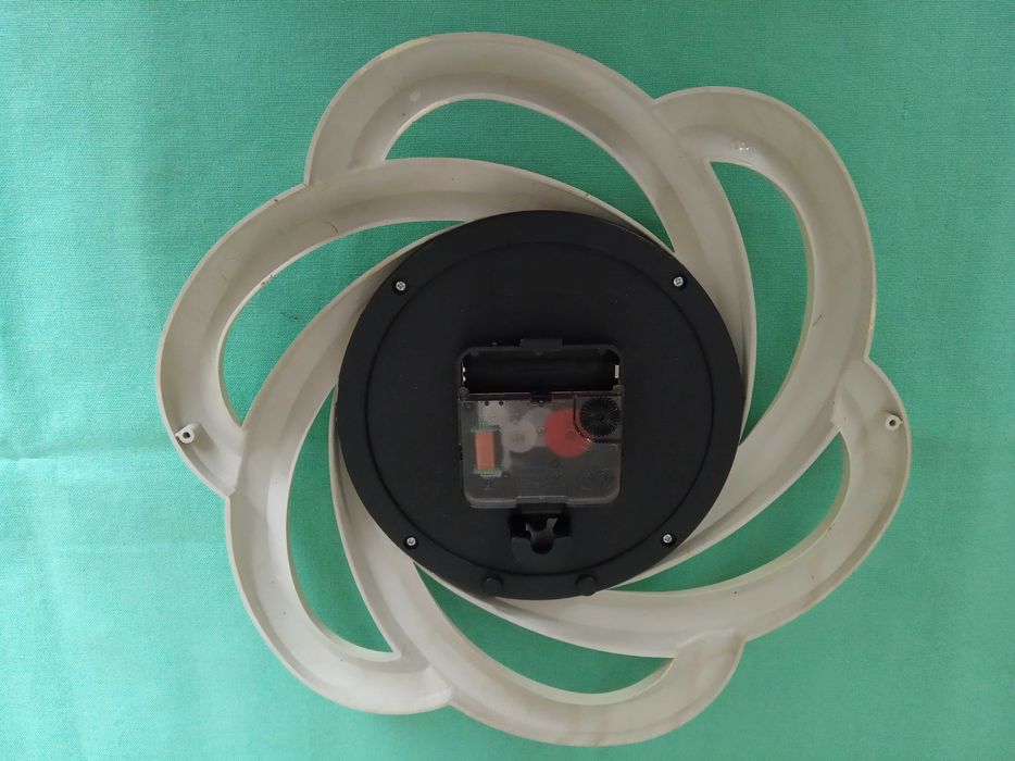 Кръгъл стенен часовник