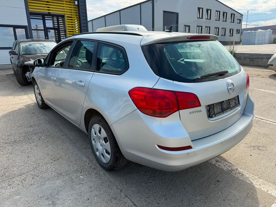 Dezmembrez Opel astra j 2012 break argintie 1.7 cdti A17DTJ volan stanga