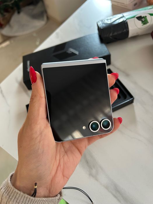 Galaxy ZFlip 6- нов с гаранция