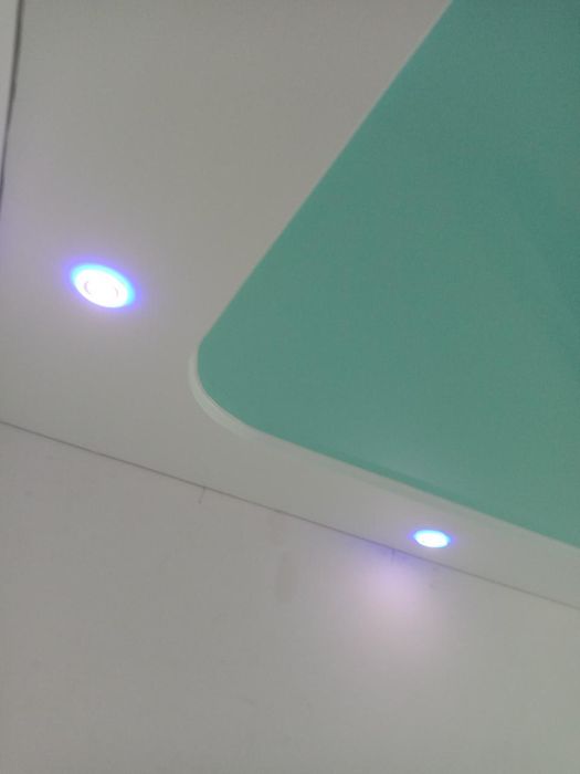 Натяжные потолки  окно балкон