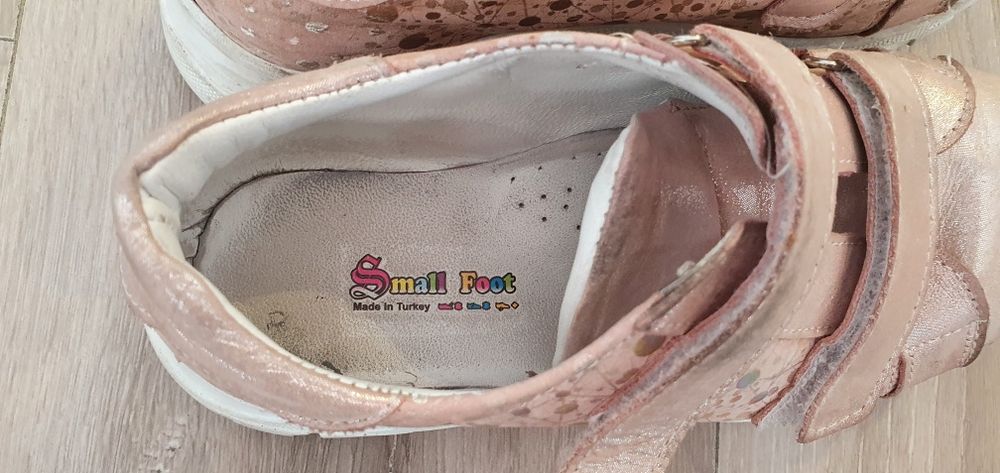 Затворени обувки за момиче. Различни размери и модели