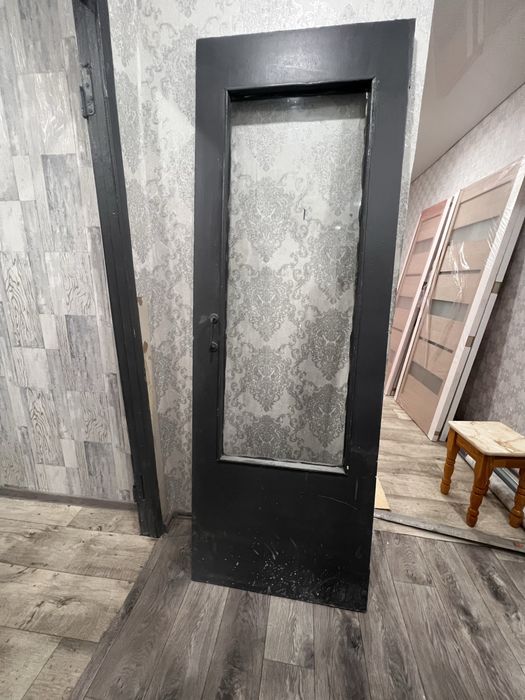 одам дверь.