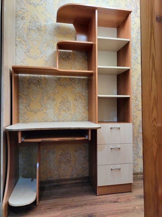 Стол компьютерный для детей и подростков.