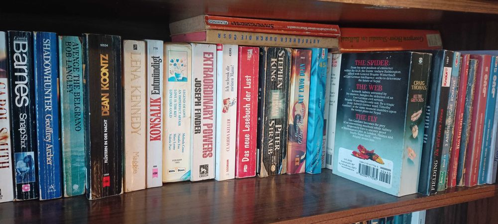 Продавам книги, български, немски английски.