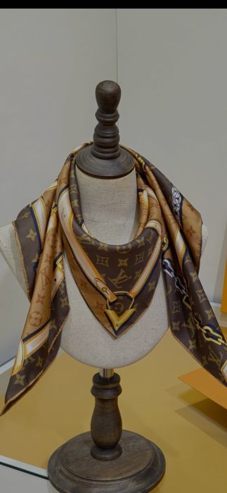 Eșarfe  Louis Vuitton, model 2026, 90x90cm, 100% mătase, preț fix