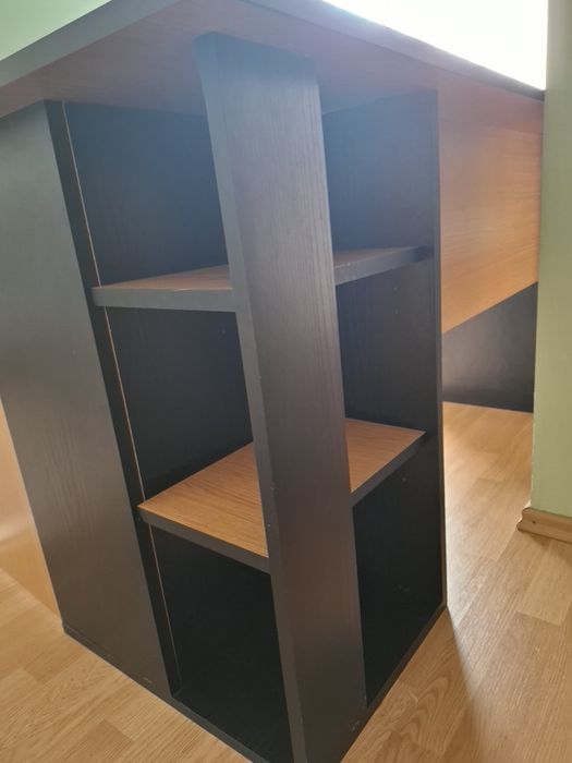 Masa de birou cu spatiu de depozitare.stare foarte buna. Din PAL.  Dimensiuni 135/60/75 cm