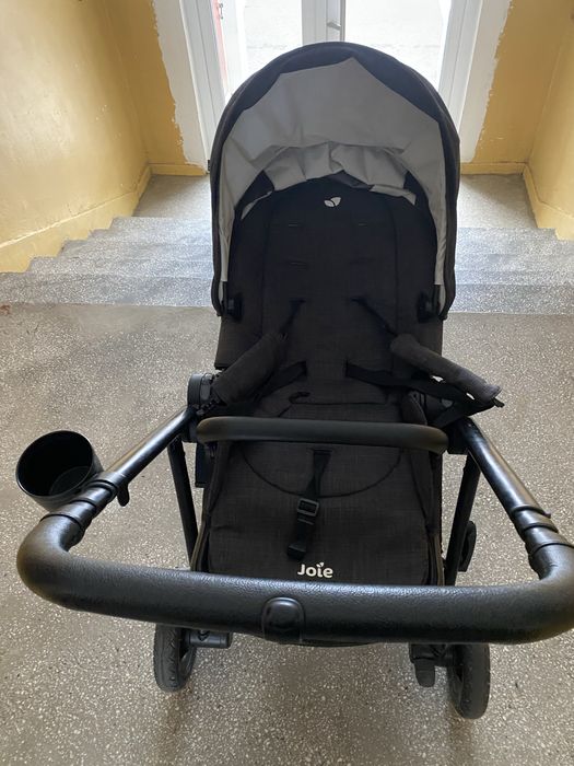 Vând set cărucior Joie 3in  1, în stare  foarte buna cu mici urme de uzura !