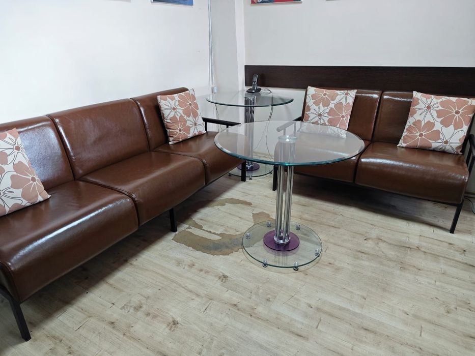 Офисный диван и журнальный столик