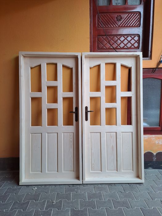 Producător de uși și fereistre din lemn masiv,brad.