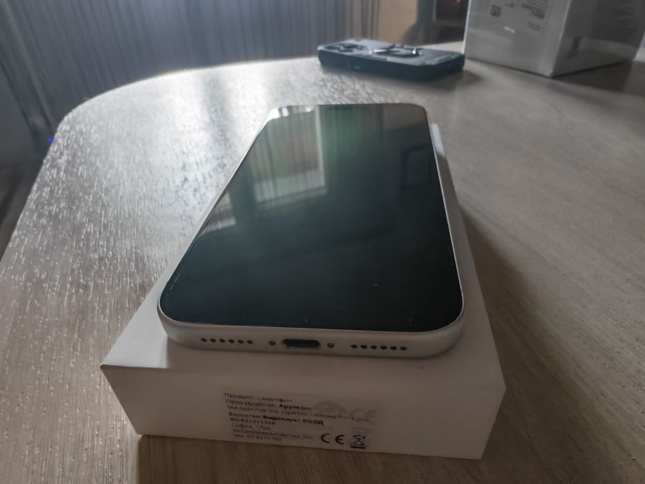 Продавам като нов iPhone 17 pro max silver 256gb.