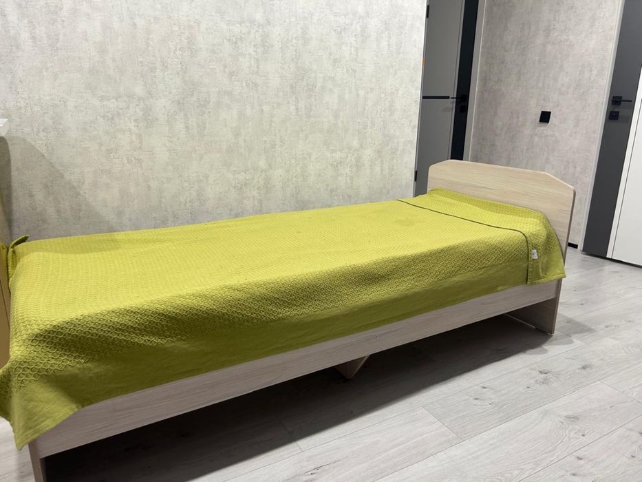 Продам односпальную кровать с матрасом, размеры 80 см на 1 метр 90 см.