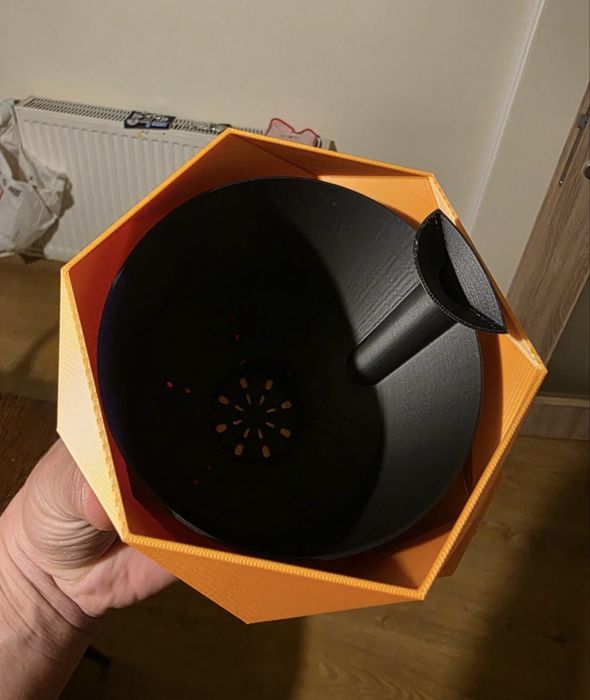 Ghiveci de perete cu masca