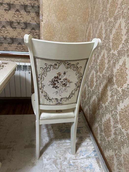 Продаётся стол с стульями