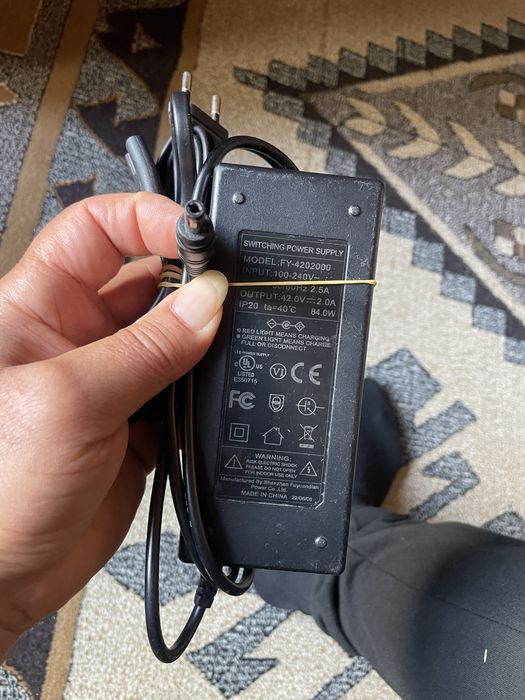 Vînd încarcatoare trotinete electrice