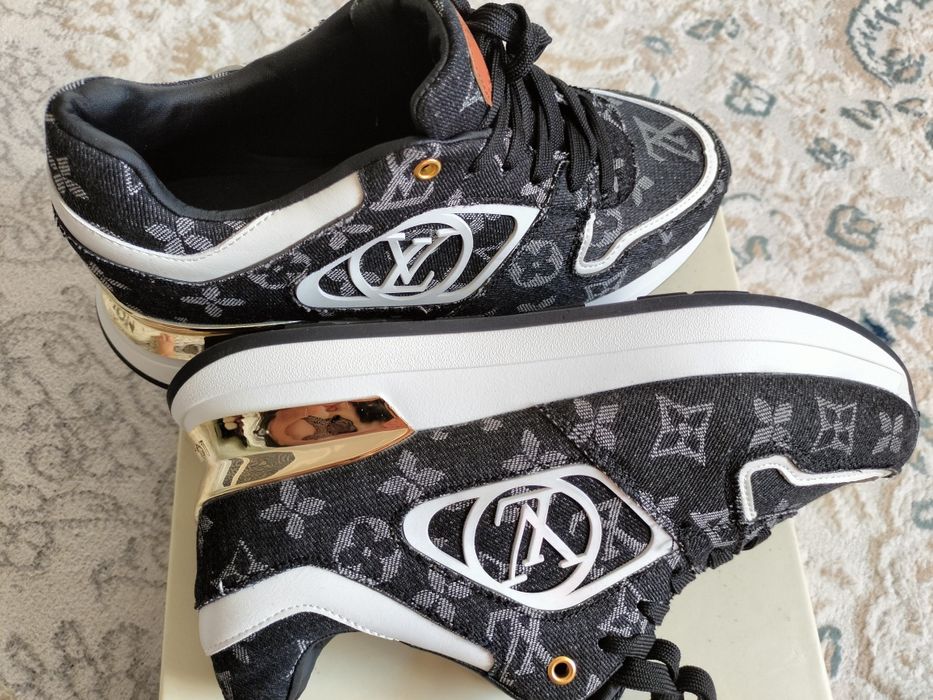 Женские кроссовки