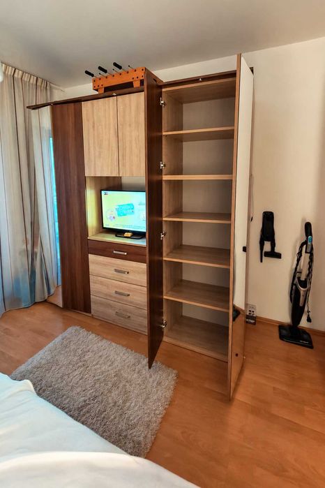 Dulap mare dormitor cu oglinda, sertare si spatiu TV – 220 x 220 cm