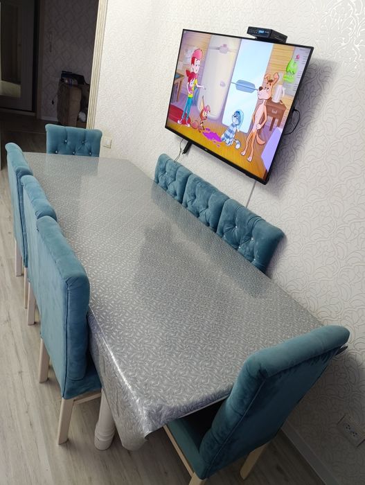 Стол, стулья, диван