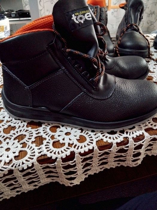 Продавам работни обувки  нови зимни