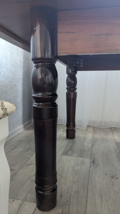 Продам стол и шкаф