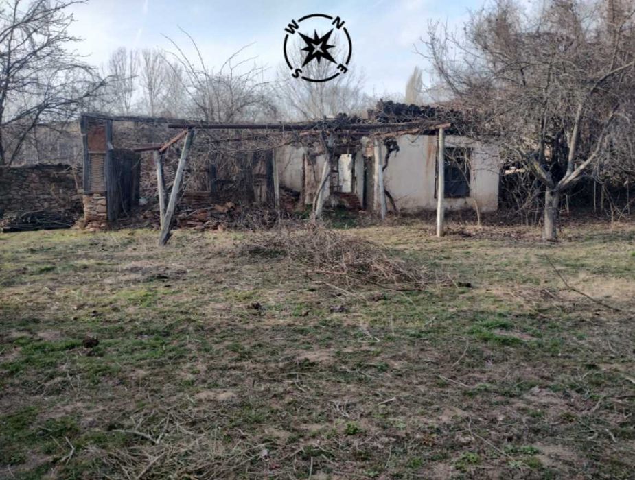 Продава се: Парцел 956 кв.м, със стара къща в с.Домлян