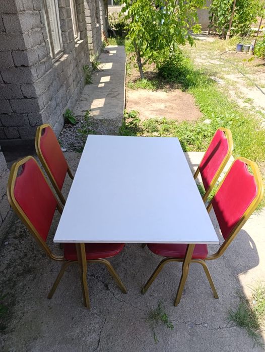 Продам стол в комплекте со стульями