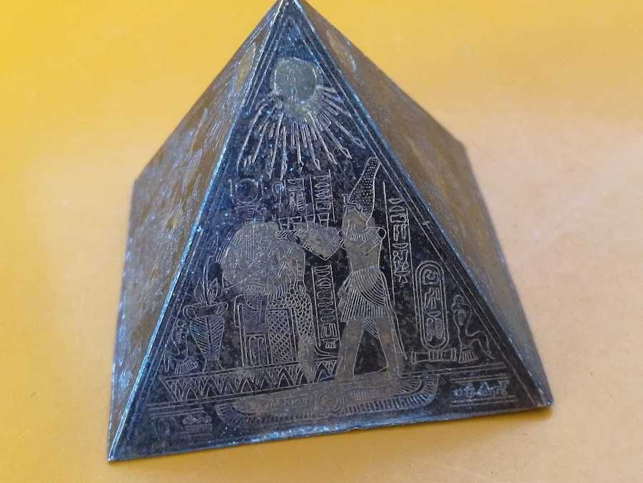 пирамида  бронз с инкрустации