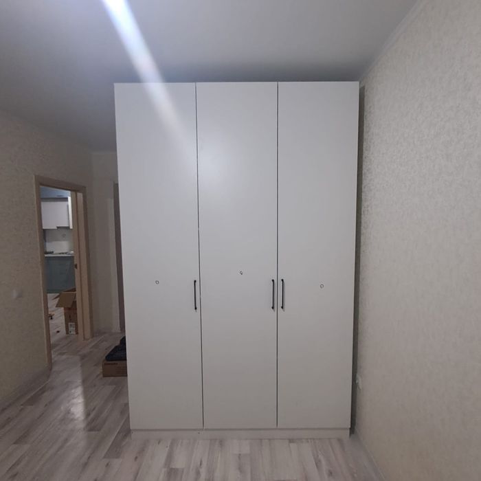 Продам шкаф до потолка