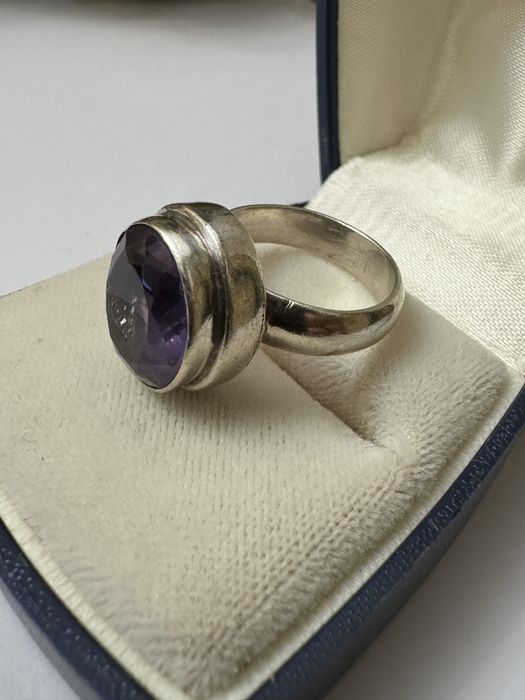 Inel din argint masiv cu ametist natural, mare.
