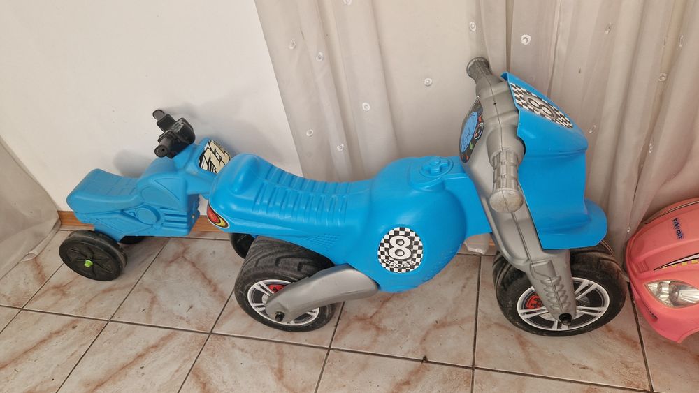 Biciclete,trotinete, fetite