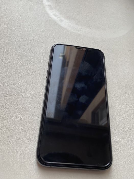 телефон iPhone XS черного цвета
