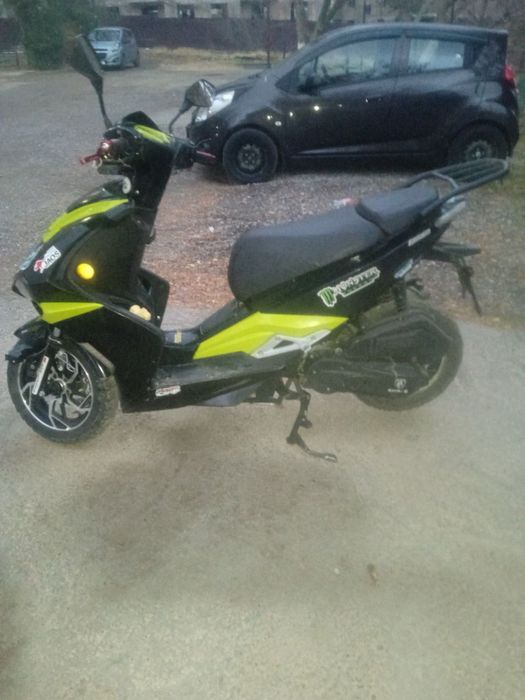 Скутер на ходу.