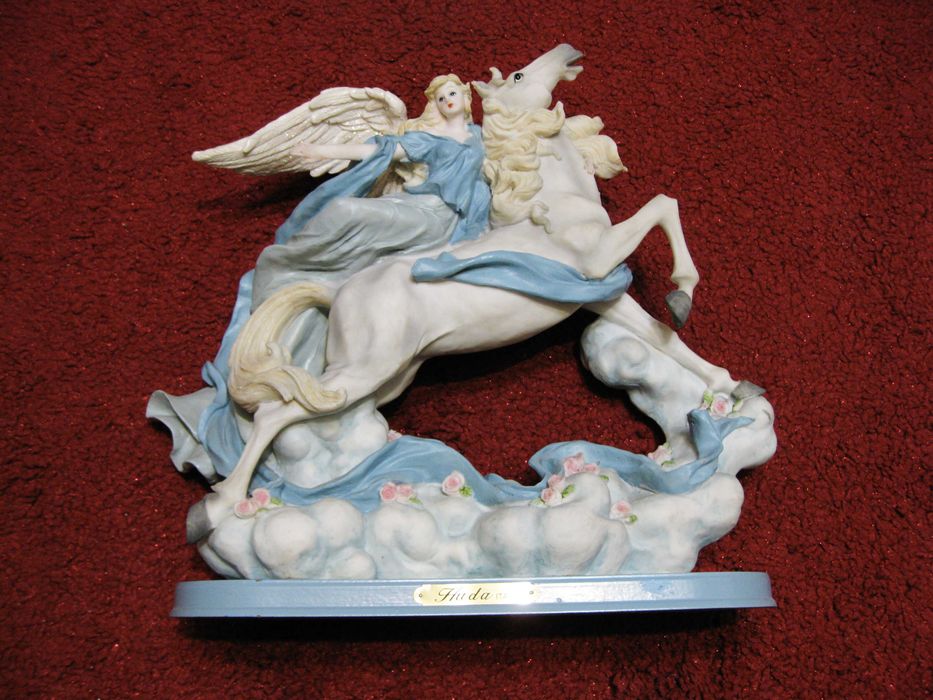 Статуэтка Крылатая всадница.