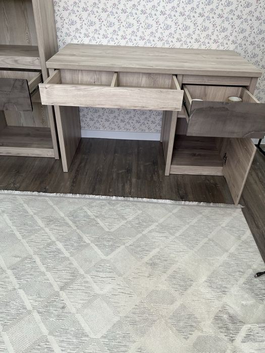 Шкаф витринный с столом