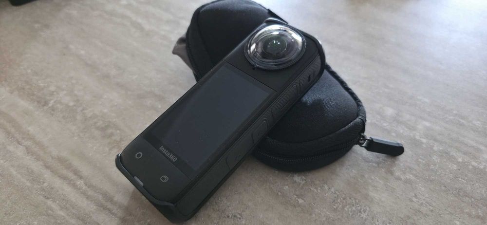 Camera video sport 360 - Insta360 X4 - filmare 8K - cu 2 baterii extra și fast charger