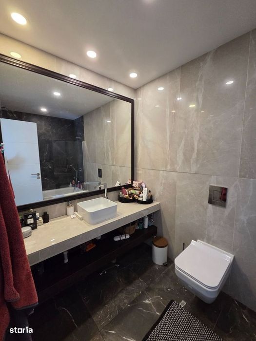 Apartament cu 4 camere si curte privata exclusiva