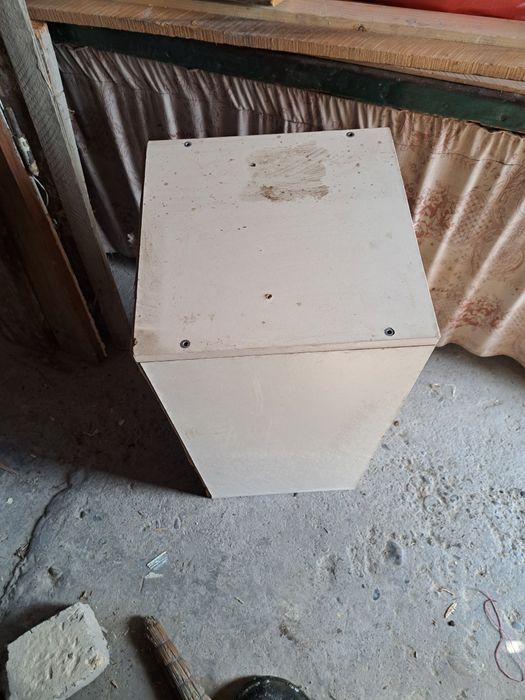 Две полки, одна книжная