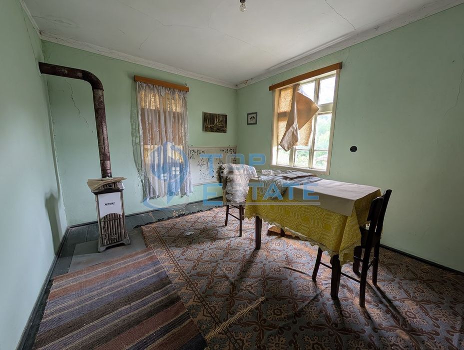 Двуетажна тухлена къща в близост до град Плачковци