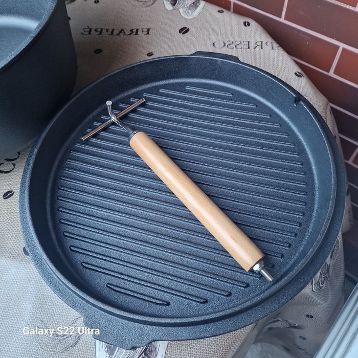 Vând ceaun din fontă pură cu capac grill și mâner detașabil