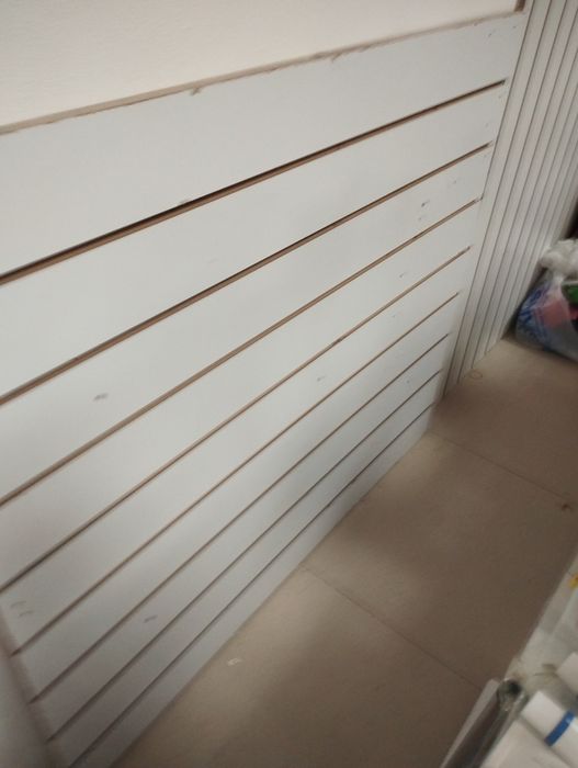 Продам эконом панели и доски белые для ветрины и трубы.