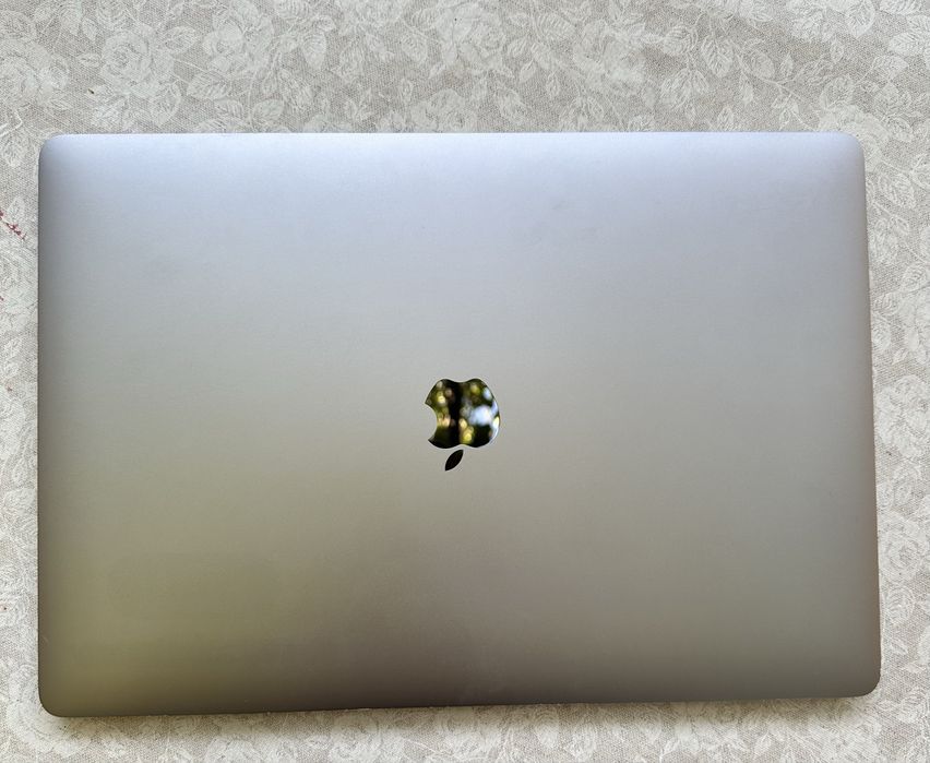 MacBook Pro 15.4” 2018 | Core i7 | 32GB RAM | 512GB SSD | Touch Bar