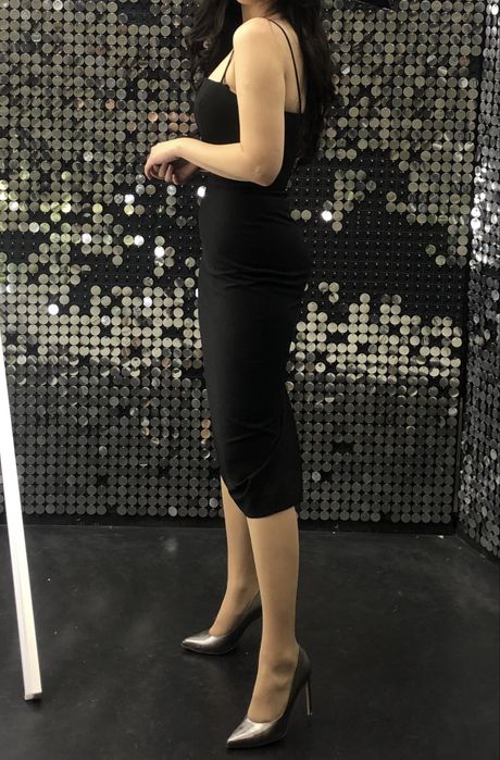 Продаю черное платье на тонких бретельках