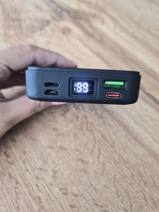 Power Bank 10000mAh c магнитна безжична зареждаща функция и вградена сгъваема стойка.