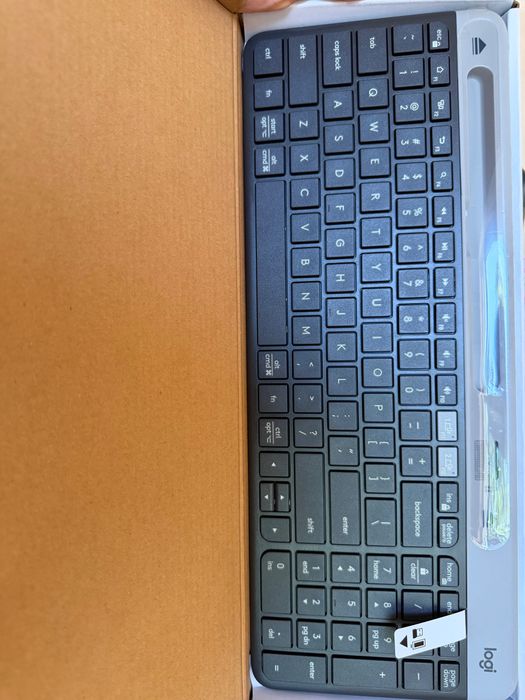 Logitech Slim Multi-Device K580 Клавиатура, тънка, за много устройства НОВА